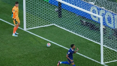 Golman Paragvaja gađao Mbapea (VIDEO)