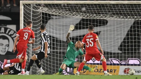 Partizan se obrukao! Radnički sa desetoricom srušio crno-bele, Zvezdin igrač utišao Humsku