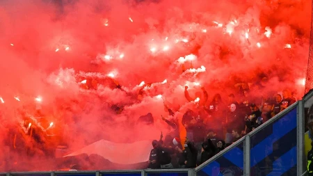 Navijači napravili bakljadu, pa vatrometom pogodili sopstvenog golmana (VIDEO)