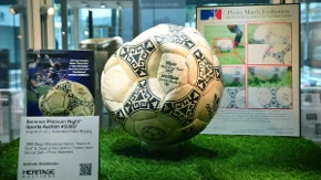 Lopta kojom je Maradona postigao gol rukom prodata a 3.300.000 dolara, očekivalo se da će ići i do 10 miliona