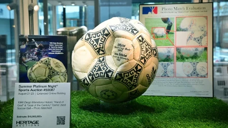 Lopta kojom je Maradona postigao gol rukom prodata a 3.300.000 dolara, očekivalo se da će ići i do 10 miliona