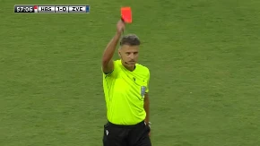 Situacija kakva se retko viđa u fudbalu: Dobio dva žuta kartona odjednom, pa izbačen napolje