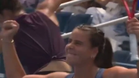 Jedna slavi, a druga... Kamera slučajno snimila nervni slom uživo (VIDEO)