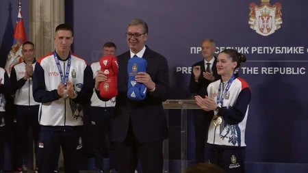 Upriličena svečanost za najbolje: Vučić dočekao boksere, pa dobio poklon za pamćenje 