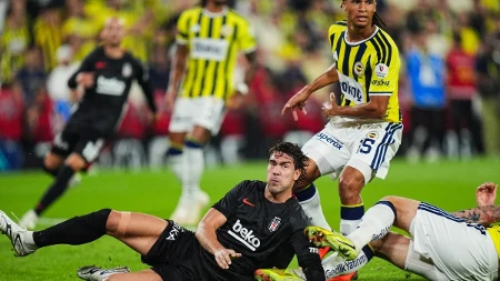 Vlahović ušao u žestok sukob na derbiju, pa završio na travi (VIDEO)
