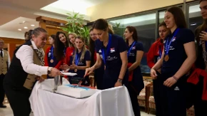Odbojkašice Srbije stigle u Beograd, odbojkaši im priredili iznenađenje na dočeku